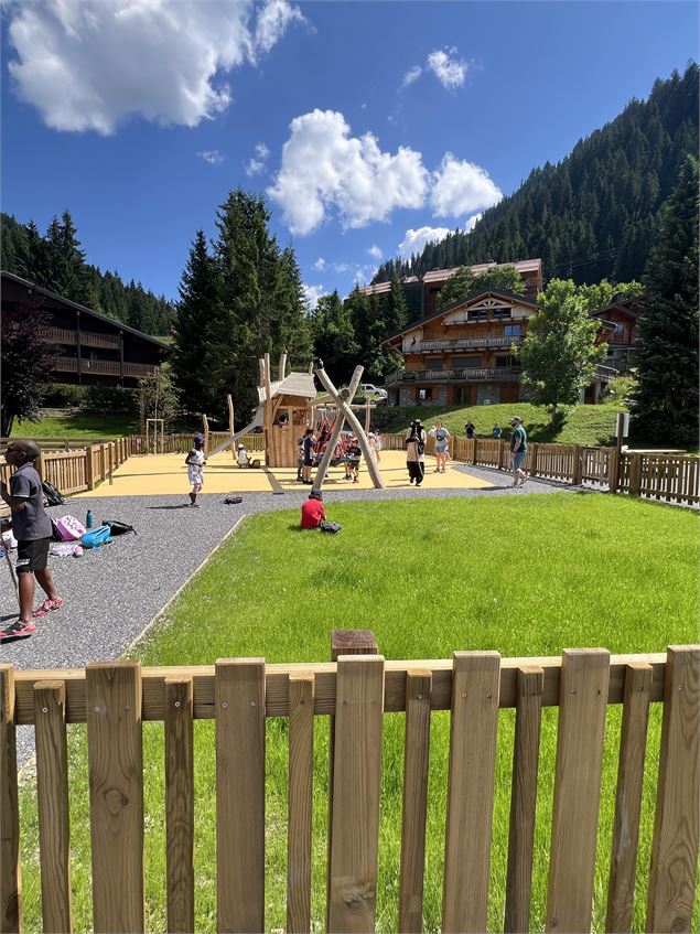 Espace de verdure au premier plan et modules de jeux en arrière plan - C.Marchand - Mairie de Châtel