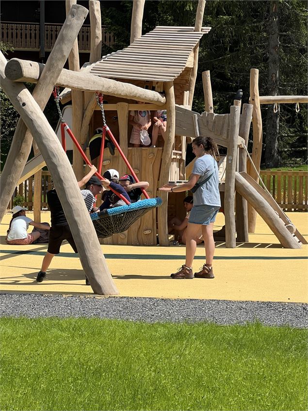 Zoom sur la balançoire - C.Marchand - Mairie de Châtel