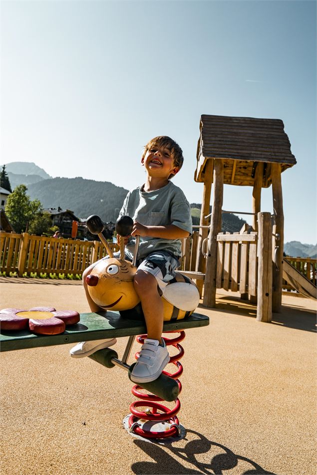 Enfant sur balançoire de  l'aire de jeux de Vonnes - C.Marchand - Mairie de Châtel