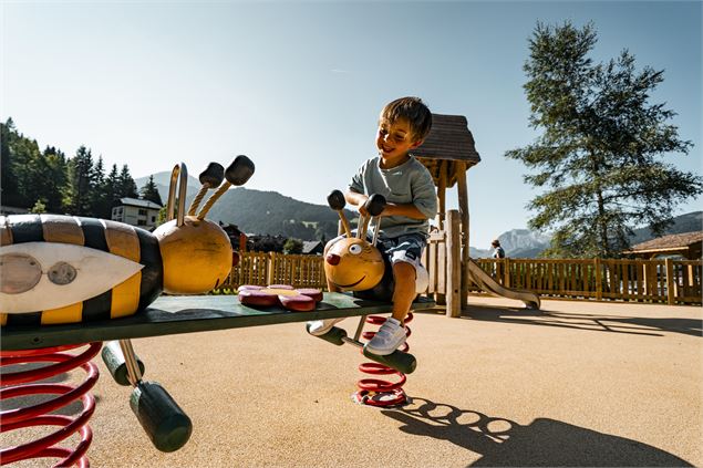 Enfant sur balançoire de  l'aire de jeux de Vonnes - C.Marchand - Mairie de Châtel