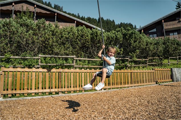 Enfant sur la tyrolienne de l'aire de jeux de Vonnes - C.Marchand - Mairie de Châtel