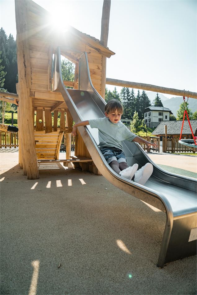 Enfant sur le tobogan del'aire de jeux de Vonnes - C.Marchand - Mairie de Châtel