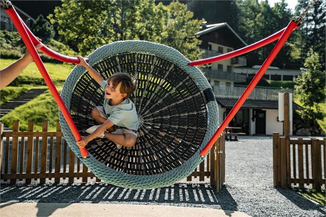 Enfant sur balançoire de  l'aire de jeux de Vonnes - C.Marchand - Mairie de Châtel