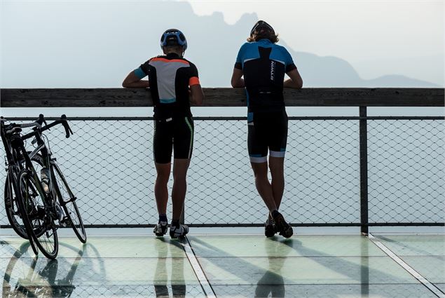 Cyclistes au belvédère - Lucille Jouve