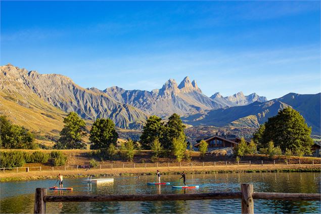 Vue sur les Aiguilles d'Arves depuis le plan d'eau du col du mollard. - OTICœurdemaurienne