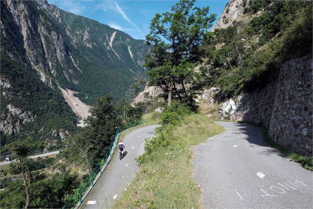 Cycliste dans les lacets de Montvernier - OTICœurdemaurienne