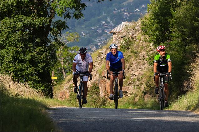 Cycliste approchant le col du Sapey - ©Maurienne Tourisme