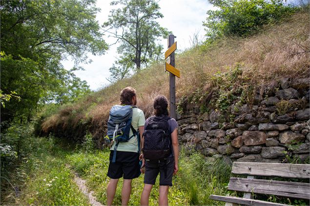Randonneuses faisant un pause à côté du sentier. - OTICoeurdemaurienne
