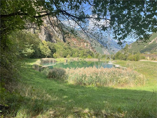 Vue sur un petit étang. - OTICoeurdemaurienne