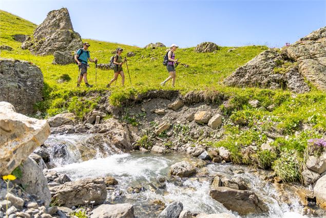 Randonneurs traversant un torrent. - Thibaut Blais
