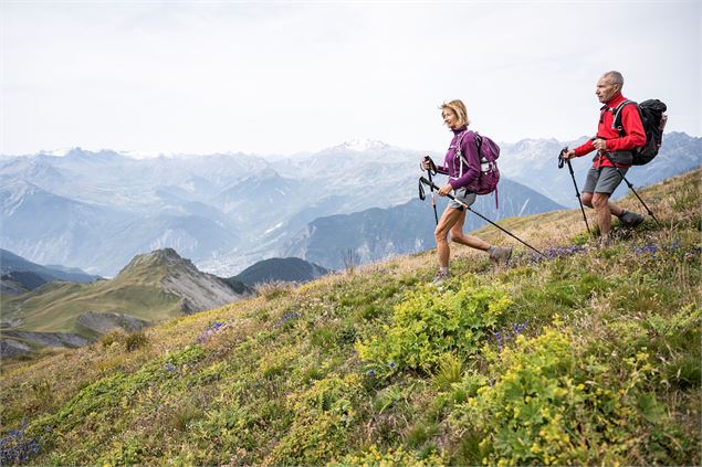 Couple de randonneurs dans la descente - Tilby.Vattard
