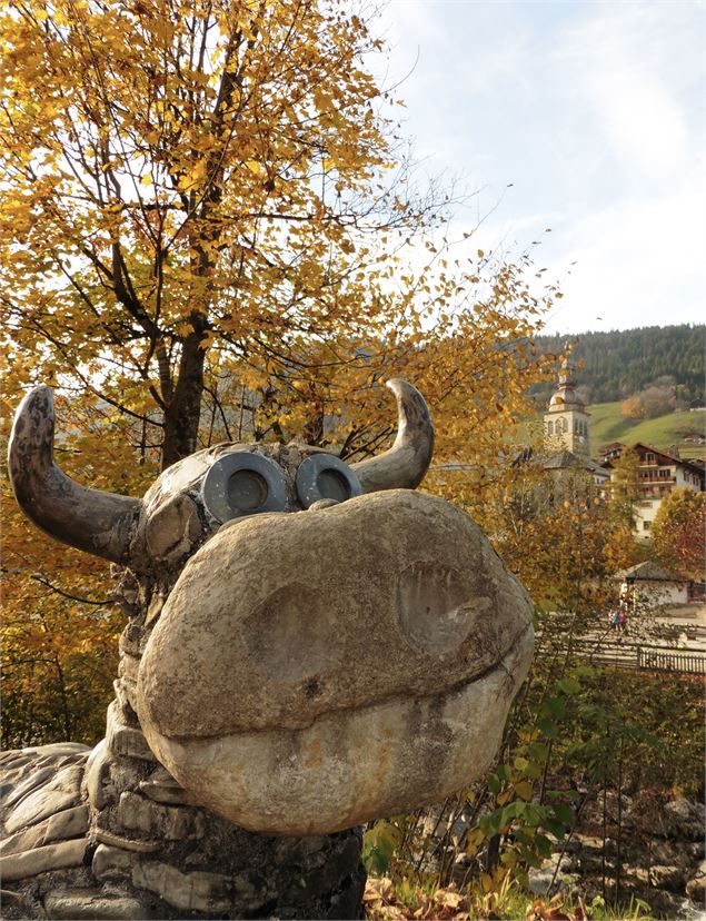 Art Vache : La vache aux yeux bleus - DOKA Productions