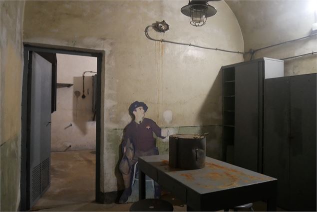 Un soldat est assis dans la cuisine - C. Di Filippo