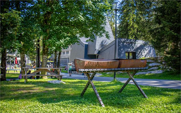 L'aire de barbecue située devant la chapelle de Flaine - OT Flaine-Candice Genard