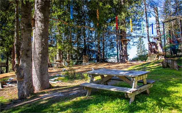 Une table de pique-nique située derrière la chapelle de Flaine au niveau de l'accrobranche - OT Flai