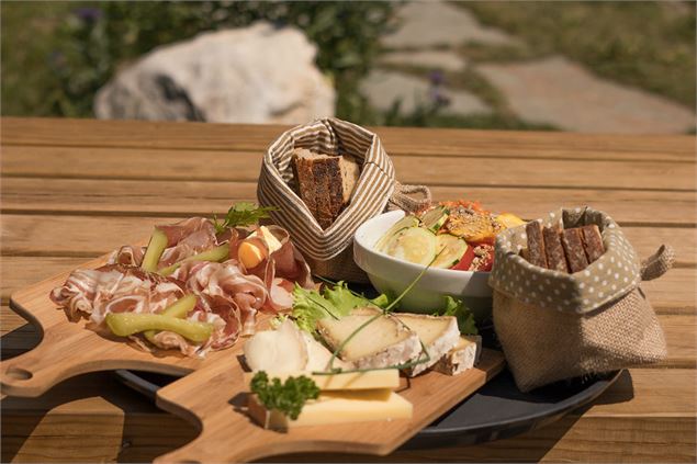 Planche repas au refuge de Vallonbrun - CCHMV - MF Rigolet