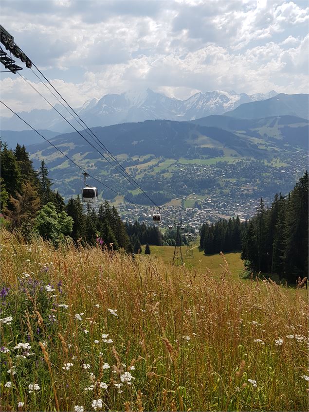 Vue sur le village de Megeve et le Mont-Blanc