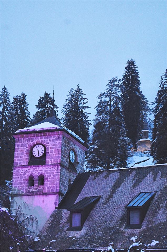 Toit de l'église enneigé - Office de Tourisme de Samoens