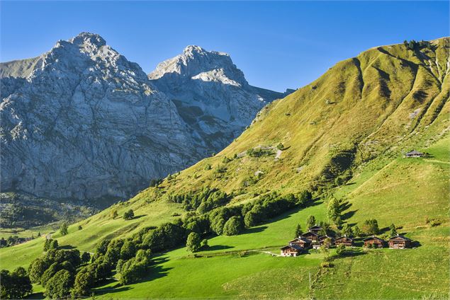 Hameau des Bouts depuis le Lac de la cour - D.Machet - Aravis