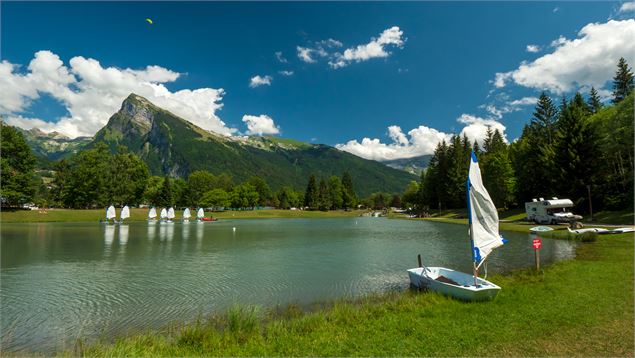 Lac de Samoëns avec des sessions de stage de voile - Gilles Piel