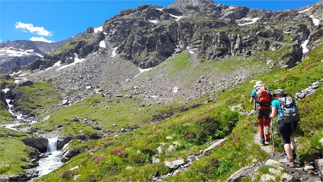 Randonneurs sur le circuit du tour des roches d'Etache - CCHMV - MF. Rigolet