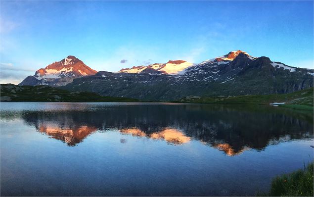 La dent parrachée et son reflet dans le lac blanc - OTHMV- D. Cuvelier