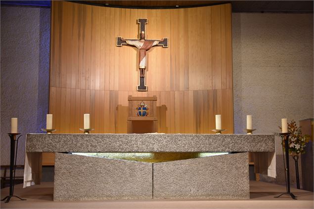 Autel et siège papal - Sanctuaire d'Ars