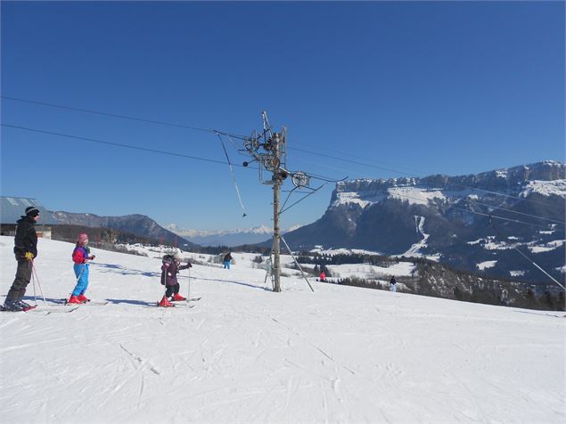 Piste verte de la station avec vue imprenable sur les montagnes - Clara Lalauze