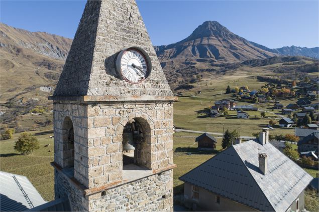 église et mont emyéglise St Michel d'Albiez-Montrond - Vincent Jacques- Drône de regard