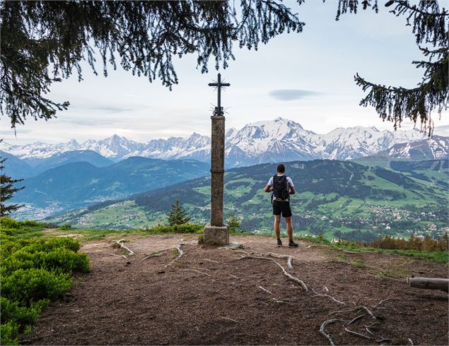 Croix des salles et randonneur de dos - OT Combloux_Paul Besson