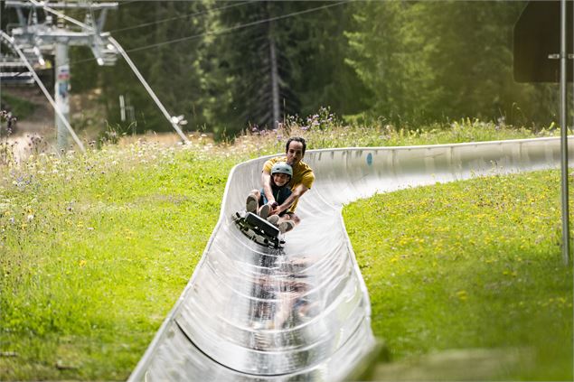 Papa et son fils dans le parcours du bobluge de Châtel - L.Meyer - Châtel