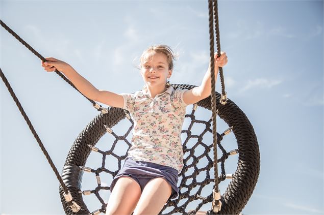 Balançoire tout âge face au massif du Mont-Blanc à l'aire de jeux panoramique du Jaillet à Megève - 