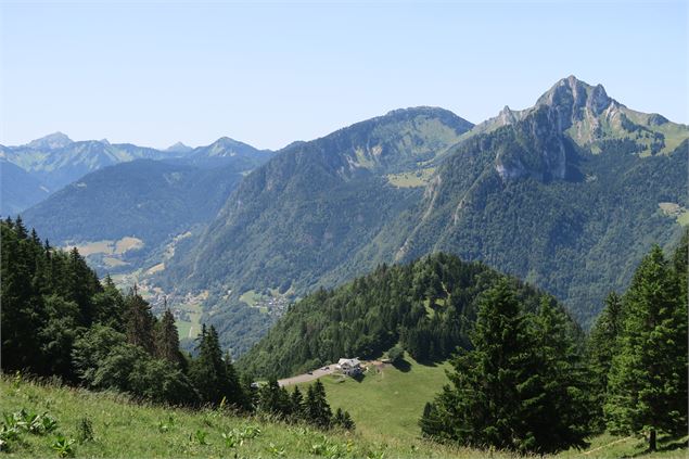 Montée vers la Pointe de Tréchauffé - Lucie Tanguy / Vallée d'Aulps Tourisme