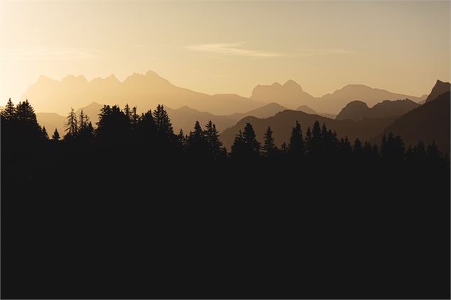Vue crépusculaire des Dents du Midi depuis le Mont Ouzon - Victor Demilly / Vallée d'Aulps Tourisme