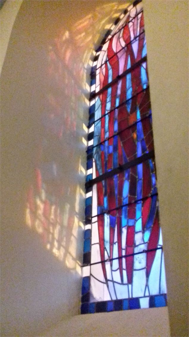 Vitraux d'Arcabas dans l'église - Evelyne Philippe