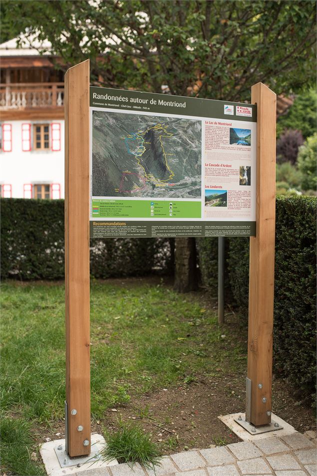 Panneau départ de sentier derrière la mairie de Montriond - Yvan Tisseyre / OT Vallée d'Aulps