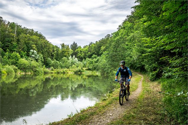 VTT au bord du lac - Alain Bouvet - OT Alpes du Léman