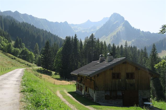 Chalet devant le Roc d'Enfer sur la route de Graydon - Yvan Tisseyre / OT Vallée d'Aulps