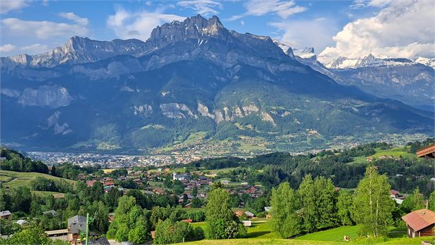 Vue sur le village et les aiguilles de Warens - © Cordon Tourisme
