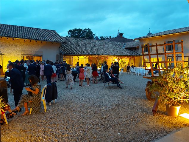 Cour intérieure - ambiance du soir - Domaine d'Amareins