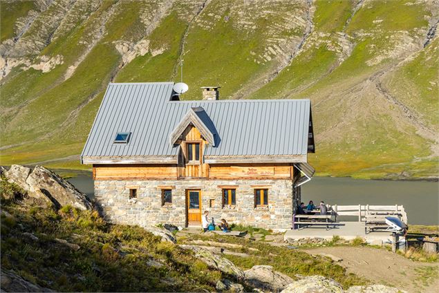 Tour des Aiguilles d'Arves : Refuge du Goléon - Refuge des Aiguilles d'Arves_Valloire - Thibaut BLAI