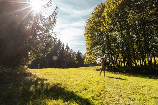 Randonneur à l'automne - Office de tourisme de Samoens