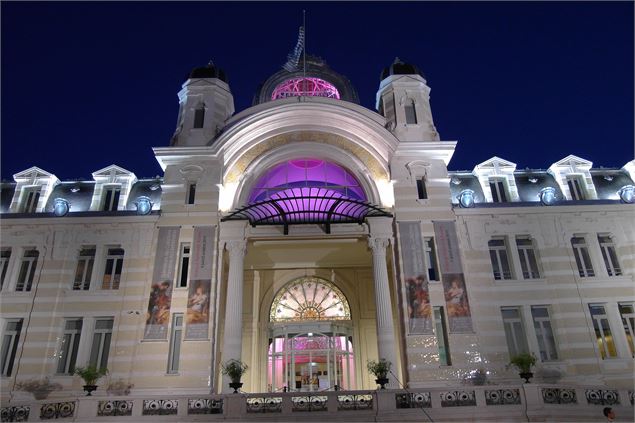 façade en nocturne - Ville d'Evian