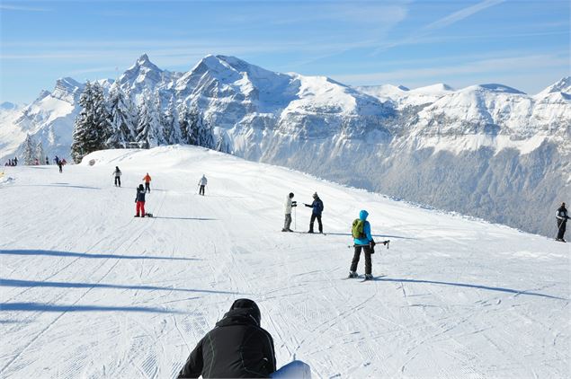 Retour vers la télécabine de la Kédeuze, vue Pointe d'Areu et pointe percée - Millo Moravski