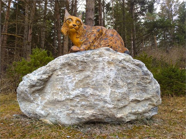 Sculpture d'un lynx couché sur un rocher - C.Vair