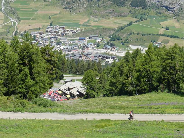 Vue sur le Chalet La Fema et le village de Val Cenis-Lanslevillard en contrebas - SE2MC