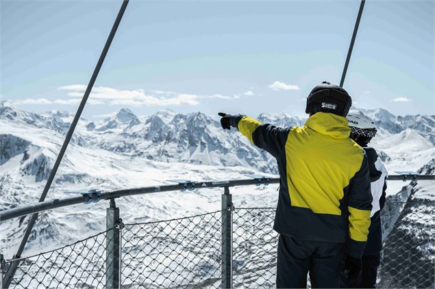 Deux skieurs se repèrent depuis la Canopée - Matteo Challe