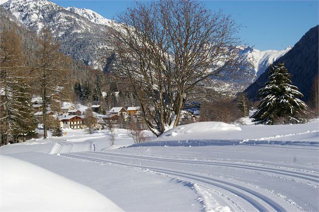 Vue sur la piste de fond avec de la neige fraiche - Haute Savoie Nordic