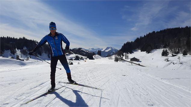 Skieur pratiquant le skating - Maison des Brasses