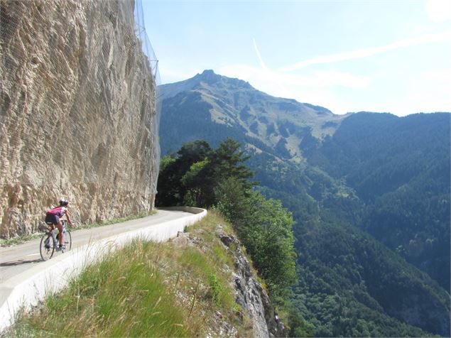 Cycliste sur une petite route de montagne. - OTICœurdemaurienne